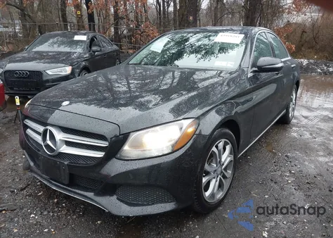 2016 Mercedes-Benz C 300 4Matic z USA, uszkodzony, nr VIN 55SWF4KB4GU169981
